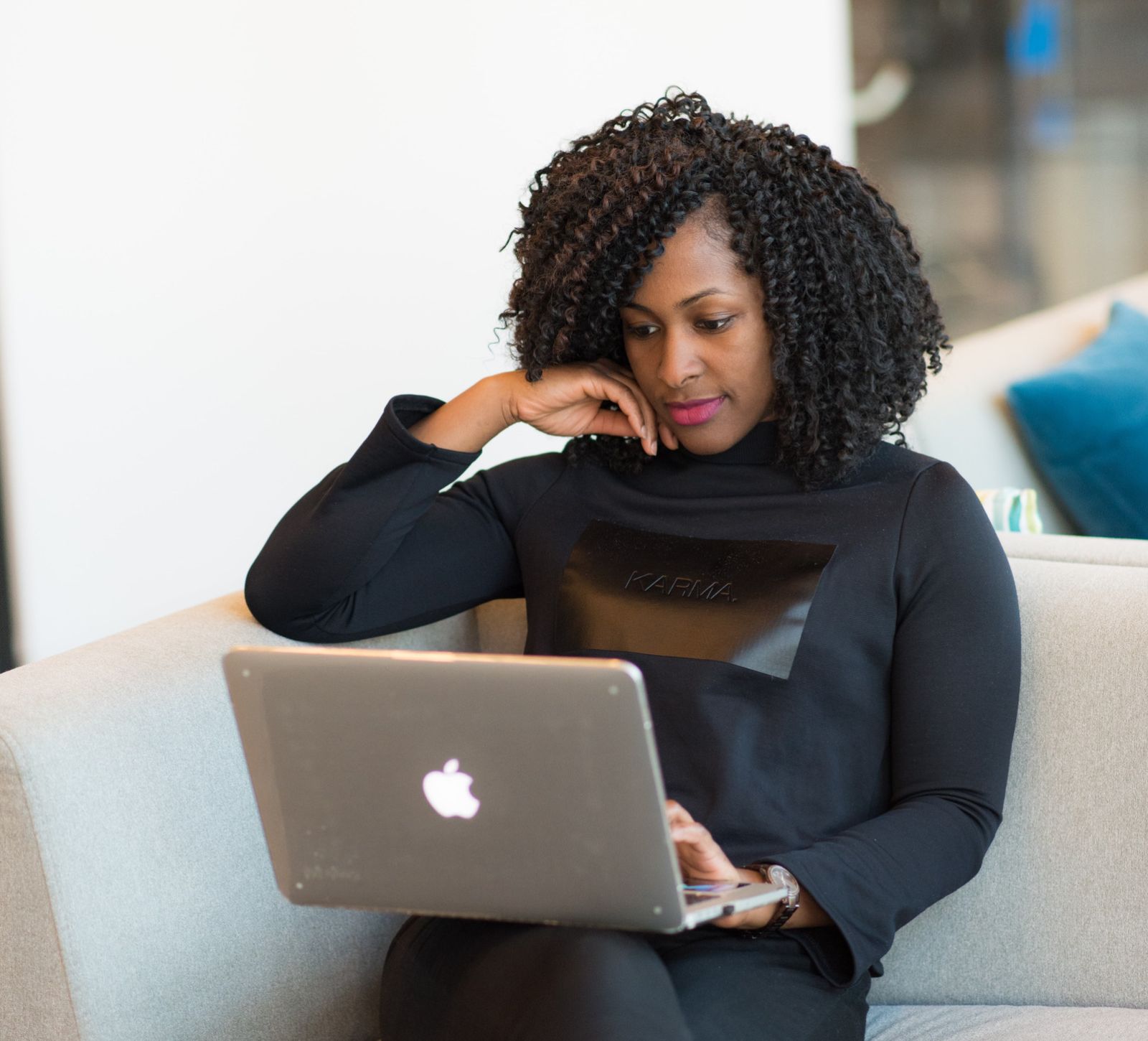 Kitchen Table CEOs Blog - Difference Between Good and Bad Content - black woman with laptop sitting.